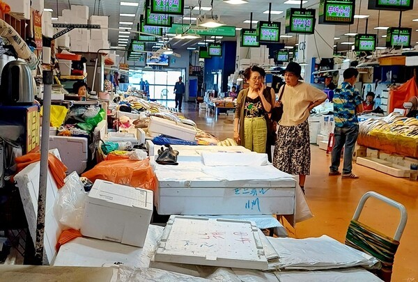 민생회복 소비쿠폰을 2030세대는 편의점과 카페, 5060세대는 병원과 약국, 저소득층은 생필품과 안경, 고소득층은 교육비에 소비쿠폰을 사용한 것으로 나타났다. 사진은 노량진 수산시장 전경.[출처=ebn]