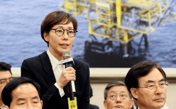 아워홈 구지은 부회장(사진)이 지난 2014년 10월 국회 산업통상자원위원회에서 진행된 국정감사에서 답변하고 있다. [출처=연합뉴스]