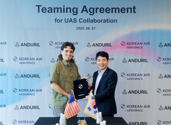 임진규 대한항공 항공우주사업본부장(오른쪽)과 팔머 럭키 안두릴 창업자(왼쪽)가 기념촬영을 하는 모습. [출처=대한항공]