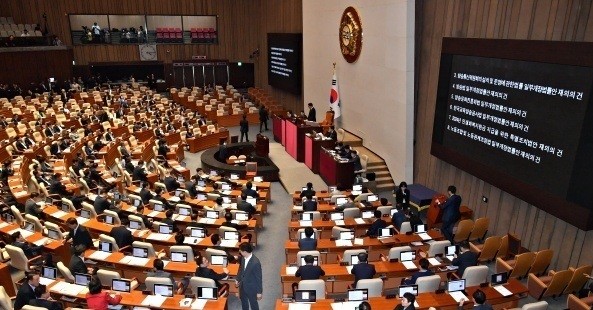 우원식 국회의장이 지난달 26일 서울 국회에서 열린 제418회국회(정기회) 제9차 본회의에서 '방송4법·노란봉투법·민생회복지원금법' 재표결 부결을 알리고 있다. [출처=연합]