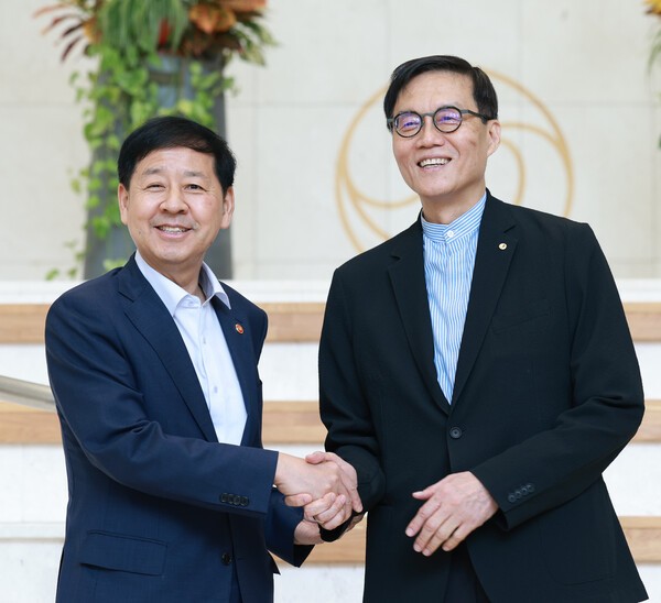 7일 서울 중구 한국은행에서 구윤철 경제부총리 겸 기획재정부 장관(왼쪽)이 이창용 한은 총재와 인사를 나누고 있다. [출처=한국은행]