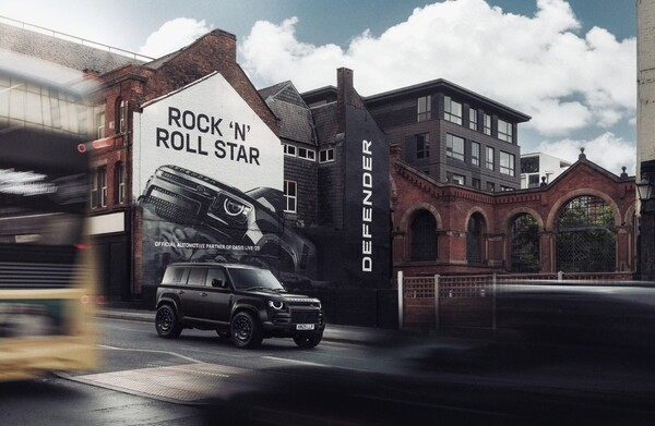 디펜더, 전설의 ‘로큰롤 스타’ 오아시스와 월드 투어 공식 파트너십 체결 [출처=JLR 코리아]