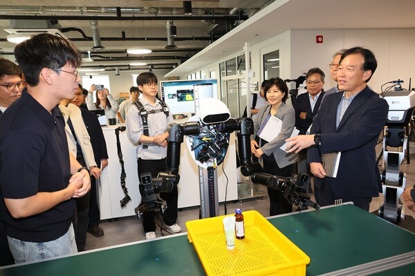 경제1분과 정태호 분과장을 비롯한 기획위원들은 서울대 AI연구원에서 김준기 서울대 기획부총장, 장병탁 서울대 AI연구원장 등과 만나 AI 기술 연구개발 및 인재 육성에 대한 애로사항과 지원 방안을 논의했다.[출처=국정기획위원회]