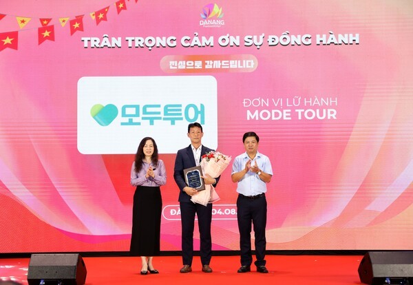 전병문 모두투어 다낭 법인장(가운데)이 지난 4일 베트남 다낭시 소재 신라 모노그램 다낭 호텔에서 개최된 ‘한국 파트너 감사 갈라’에서 감사패를 받은 뒤 기념촬영을 하고 있다. [출처=모두투어]