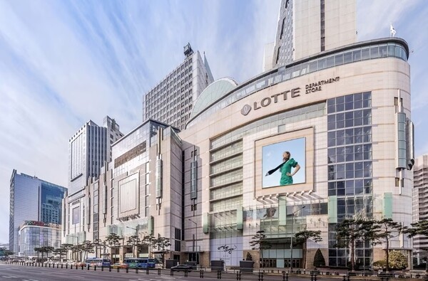 롯데쇼핑이 올해 상반기 소비 침체에도 불구하고 백화점과 해외사업의 성장세에 힘입어 영업이익이 두 자릿수 증가를 기록하며 순이익을 흑자로 돌렸다. [출처=롯데쇼핑]