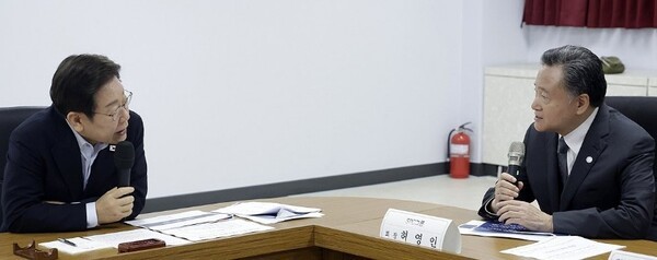 이재명 대통령(왼쪽)이 지난달 25일 경기 시흥시 소재 SPC삼립 시흥공장에서 열린 산업재해 근절 현장 노사간담회에서 허영인 SPC그룹 회장에게 근로자 노동환경 등에 대해 질문하고 있다. [출처=연합뉴스]