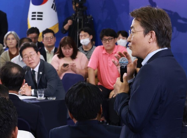 이 대통령이 대출 규제 관련해 금융위 고위 간부를 칭찬한 것은 이번이 처음은 아니다. 앞서 이 대통령은 지난 4일 열린 대전컨벤션센터 타운홀 미팅에서 당시 권대영 금융위 사무처장을 일으켜 "이분이 그분 이군요, 부동산 대출 제한 조치를 만들어낸"이라며 "아주 잘하셨어요"라고 칭찬했다. [출처=연합 ]