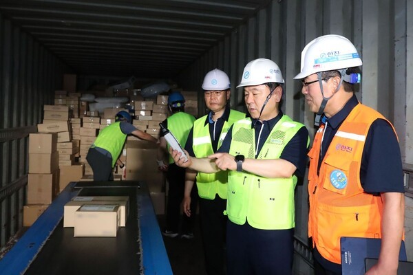 한진 노삼석 대표이사 사장(오른쪽에서 두번째)이 동서울허브터미널에 방문해 작업장 내 온도를 직접 체크하며 사업장 현황을 면밀히 살펴보고있다.[출처=한진]