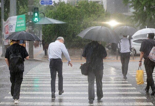국정기획위원회는 이번 집중호우가 지역별 역대 최고 기록을 경신할 정도의 극한 호우였으며, 이로 인해 여러 지역에서 동시다발적으로 인명 피해가 발생한 점을 강조했다.[출처=연합]