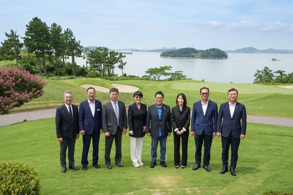 파인비치 허명호 대표, 해남군 명현관 군수, BMW 코리아 고흥범 본부장, BMW 코리아 주양예 본부장, 더불어민주당 박지원 국회의원, LPGA 아시아 서윤정 이사, 보성그룹 고형권 부회장, 전라남도 명창환 행정부지사 [출처=BMW 코리아]