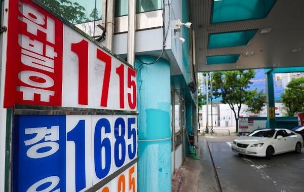 지난 3일 서울 시내 한 주유소에 유가 정보가 표시돼 있는 모습 [출처=연합]
