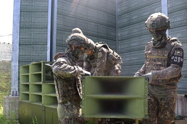 군이 4일 대북 심리전을 위해 전방에 설치한 대북 확성기의 철거에 들어갔다. 사진은 이날 대북확성기 철거 작업하는 모습. [출처=국방부]