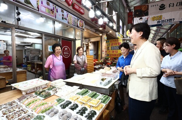 지난달 30일 하나로마트 서울 서남부농협 본점과 남구로시장을 찾아 농축산물 수급 및 가격 동향을 점검하고 있는  송미령 농림축산식품부 장관. [출처=농림축산식품부]