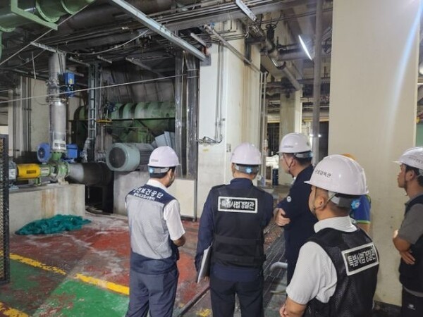 김종윤 고용노동부 산업안전보건본부장이 지난달 17일 근로자가 사망한 한솔제지 신탄진공장 사고현장을 방문해 살펴보고 있다. [출처= 고용노동부]