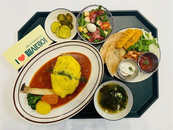 풀무원푸드앤컬처는 위탁급식 현장에서 매주 1회 정기 운영하는 ‘헬시데이(Healthy Day)’ 프로그램을 통해 저속노화(Slow Aging) 원칙이 반영된 건강 식단 문화를 확산하고 있다. [출처=풀무원]