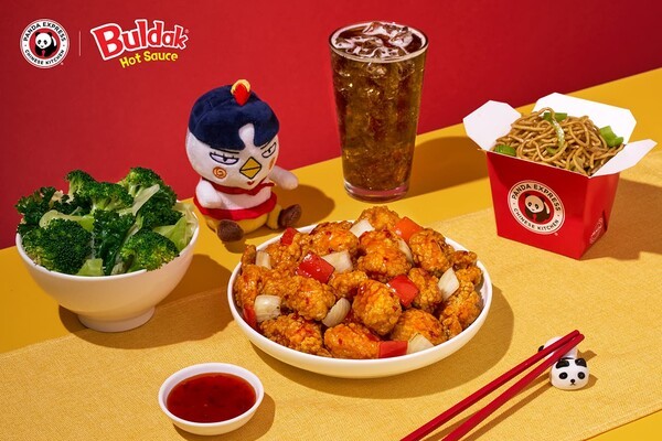삼양식품 불닭 브랜드가 판다 익스프레스(Panda Express)와 손잡고 북미 10개 도시에서 한정 메뉴 ‘다이너마이트 스위트 앤 사워 치킨(Dynamite Sweet & Sour Chicken)’을 출시, 매운맛 시장 공략에 속도를 낸다. [출처=삼양라운드스퀘어]
