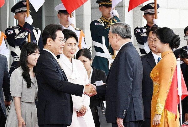 이재명 대통령과 김혜경 여사가 11일 서울 용산 대통령실 청사에서 국빈 방문한 또럼 베트남 당 서기장 부부를 맞이하고 있다. [출처=연합]