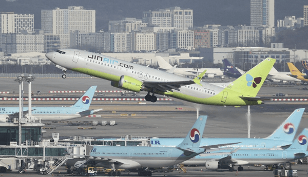 인천공항 활주로에서 이륙하는 진에어 [출처=연합]