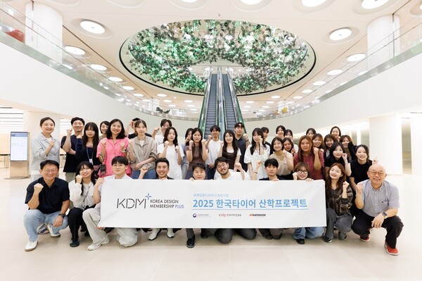 디자인 산학협력 프로젝트 관계자들이 기념사진을 촬영하고 있다.[출처=한국타이어]