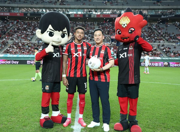 김성환 한국투자증권 사장(오른쪽 두 번째)이 K리그1 FC서울과 대구FC 경기에서 시축을 맡았다. [출처= 한국투자증권]