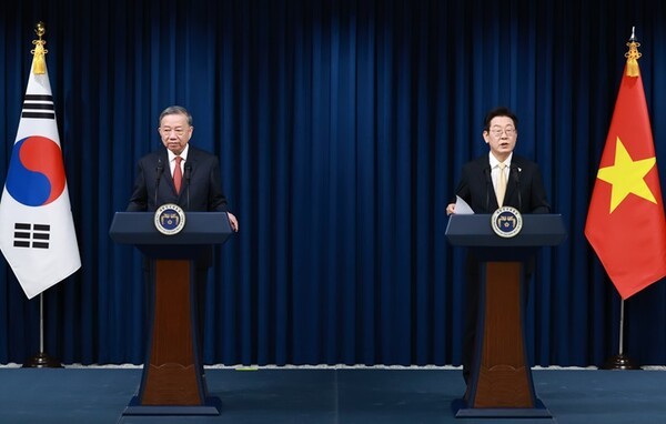 이재명 대통령과 또 럼 베트남 당 서기장이 11일 서울 용산 대통령실 청사에서 한·베트남 공동언론발표를 하고 있다.[출처=연합]