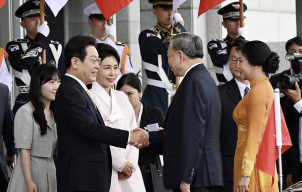 이재명 대통령과 김혜경 여사가 11일 서울 용산 대통령실 청사에서 국빈 방문한 또 럼 베트남 당 서기장 부부를 맞이하고 있다. [출처=연합]