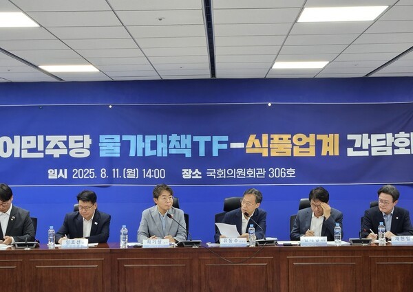 유동수 위원장은 "더불어민주당 물가대책 TF와의 협의를 통해 자발적인 B2B 설탕 가격 인하에 나선 제당 3사에 감사드린다"며 "식품업계가 당면한 어려운 환경에도 불구하고 국민 체감 물가 안정을 위해 많은 식품기업들이 가공식품 물가 안정 노력에 동참해 주실 것을 당부드린다"고 밝혔다.[출처=유동수 의원실]