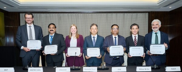 현대제철을 비롯한 참여사들이 공동 연구 협약을 체결한 후 기념촬영을 하고 있다. [출처=현대제철]