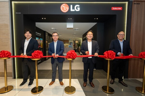 LG전자 관계자들이 싱가포르 구독 전용 브랜드샵 오픈을 기념하고 있다. [출처=LG전자]