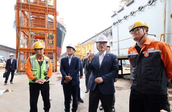 한화오션 거제조선소를 방문한 우원식 국회의장은 국회 차원에서도 조선산업의 세계 시장 선도와 상생의 노사 문화 정착을 위한 지원을 약속했다. 이날 방문에는 이길섭 한화오션 부사장, 조부근 전무, 문지훈 한화에어로스페이스 부사장, 김재영 전무 등이 동행했다.[출처=국회의장실]