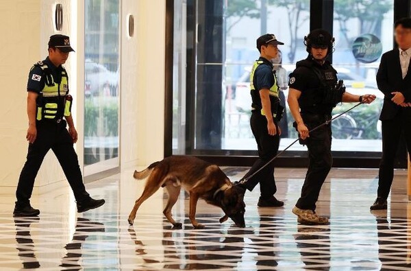 11일 광주 서구 한 백화점에서 경찰특공대 탐지견이 폭발물 탐색을 하고 있다. 경찰에 따르면 이날 오전 9시 30분께 '서구 롯데백화점'에 폭탄을 설치하겠다는 신고가 접수돼 동구에 위치한 롯데백화점과 서구 신세계백화점에 경찰특공대를 투입했다. [출처=연합]