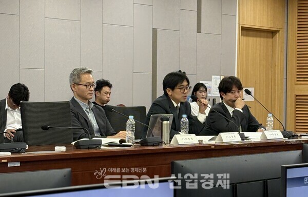 (왼쪽부터) 이항재 과학기술정보통신부 뉴미디어정책과 과장, 노창희 디지털산업정책연구소 소장 [출처= 김채린 기자]