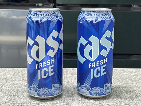 로고 색이 변하기 전(왼쪽)과 후의 ‘카스 프레시 아이스(Cass Fresh ICE)’. [출처=전제형 기자]