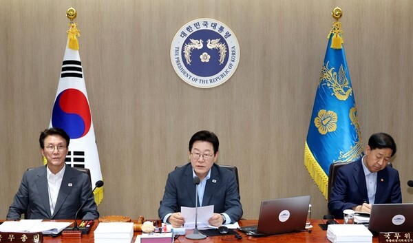 이재명 대통령은 국무회의에서 "우리 대한민국에는 죽음이 너무 많다"며, 높은 자살률, 교통사고 사망률, 각종 재해 사고사, 산재 사망 등의 문제점을 진단했다.[출처=연합]