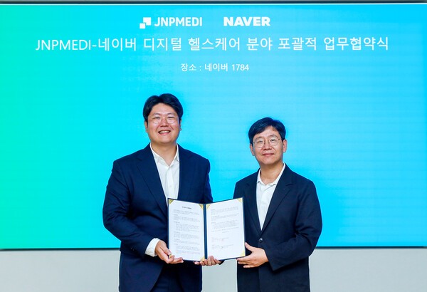 최인혁 네이버 테크비즈니스 대표(오른쪽)와 정권호 제이앤피메디 대표가 네이버 1784 사옥에서 디지털 헬스케어 분야 포괄적 업무협약식을 진행했다. [출처=네이버]
