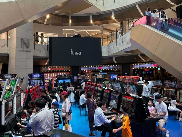 IFC몰 뉴트로 게임 페스티벌 현장에서 고객들이 게임을 즐기고 있는 모습. [출처=IFC몰]