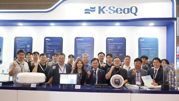 인도네시아 자카르타에서 열린 'INAMARINE 2025' 전시회에 참가한 기자재업계 관계자들이 기념촬영을 하고 있다. [출처=한국조선해양기자재연구원]