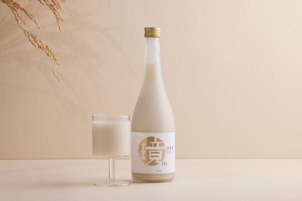 신세계면세점은 가수 성시경이 참여한 프리미엄 막걸리 ‘경탁주 12도’를 인천공항 1터미널에서 국내외 여행객에게 처음 선보인다. [출처=신세계면세점]