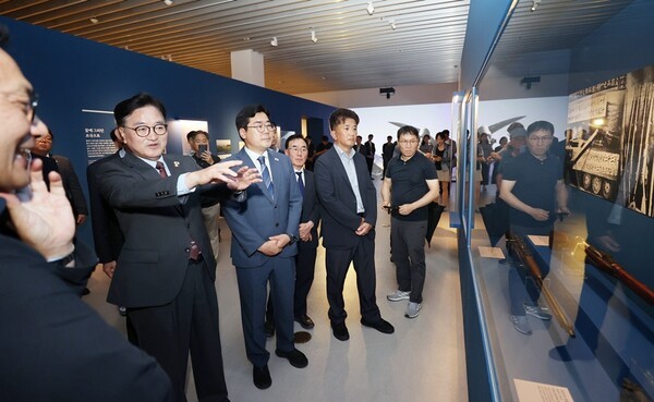 우원식 국회의장이 13일 서울역사박물관에서 열리고 있는 광복 80주년 특별전 '국무령 이상룡과 임청각'을 찾아 석주 이상룡 선생의 삶과 독립운동 정신을 기렸다.[출처=국회]