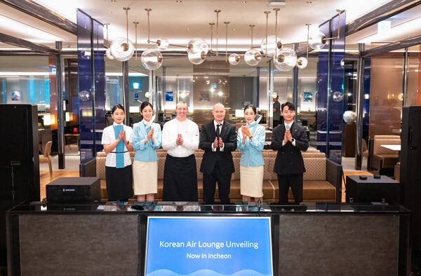 David Pacey 대한항공 기내식기판 및 라운지 부문 부사장(왼쪽에서 네 번째)과 직원들이 기념사진을 촬영하고 있다.[출처=대한항공]