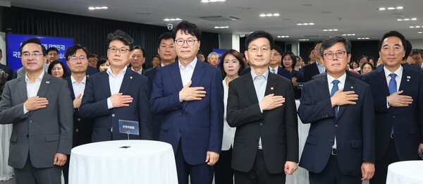 이한주 국정기획위원장(왼쪽에서 세번째)을 비롯한 위원들이 국민의례를 하고 있다.[출처=국정기획위원회]