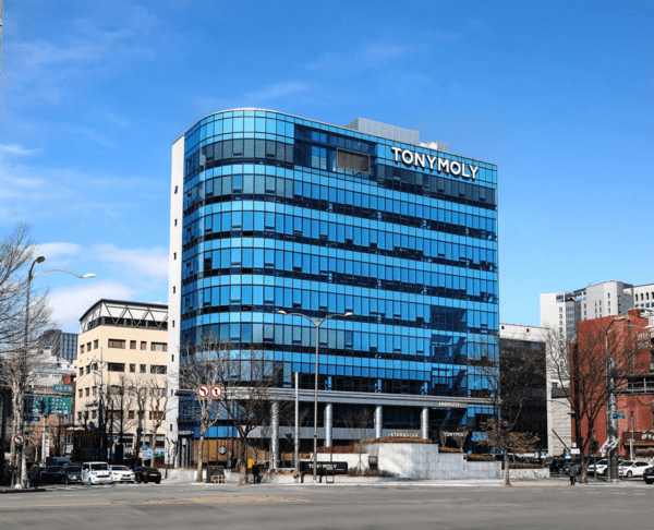글로벌 뷰티 브랜드 토니모리가 올해 2분기 연결 기준 매출625억원, 영업이익 56억원을 기록했다고 14일 공시했다. [출처=토니모리]