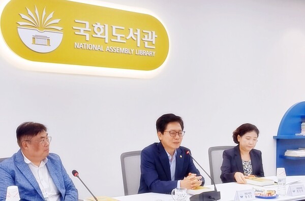 황정근 국회도서관장(가운데)이 14일 국회도서관에서 열린 간담회에서 발언하고 있다. 황정근 관장은 외국 입법례 등 법률 정책에 대한 깊이 있는 연구를 강조하며, 국회도서관의 AI 도서관으로의 전환을 추진하겠다고 밝혔다. [출처=김지성 기자]