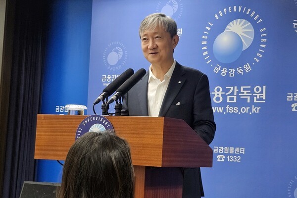 이찬진 금융감독원장이 14일 열린 취임식 직후 기자들과 만나 향후 행보에 대해 이야기하고 있다. [출처=이해선 기자]