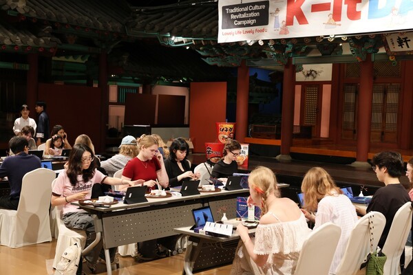 농심은 지난 13일 서울 잠실 국가유산체험센터에서 러시아 유학생 20여 명을 대상으로 한국 무형유산을 직접 체험하는 ‘케잇데이(K-IT DAY)’ 행사를 성공적으로 마무리했다. [출처=농심]