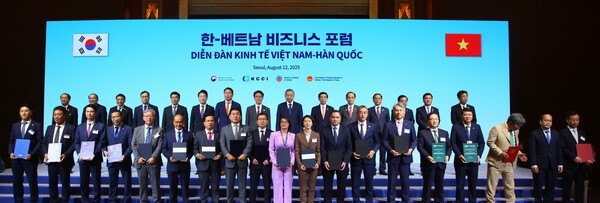 송미선 하나투어 대표이사(앞줄 오른쪽 아홉 번째)가 지난 12일 서울 중구 소공동 소재 롯데호텔에서 열린 ‘한·베트남 비즈니스 포럼’에서 기념촬영을 하고 있다. [출처=하나투어]