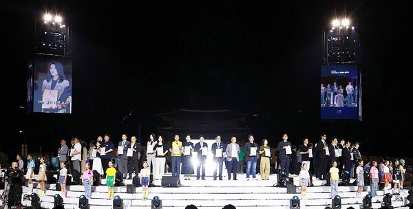 15일 서울 광화문광장에서 열린 제21대 대통령 국민임명식 행사에서 80인의 국민대표들이 무대에 올라와 있다. [출처=연합]