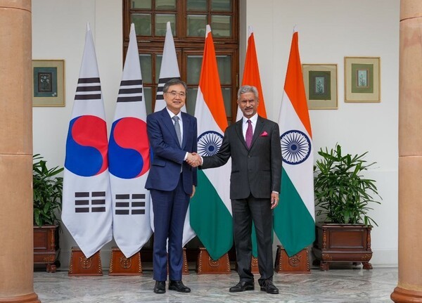 조현 외교장관(왼쪽)이 인도 양자 방문을 계기로 '수브라마냠 자이샨카르' 인도 외교장관과 취임 후 첫 회담을 가졌다.[출처=외교부]