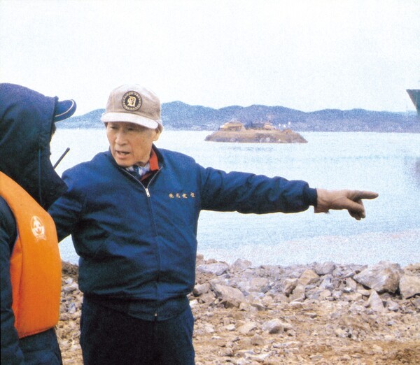 서산 간척지에서 간척 공사를 진두지휘하고 있는 정주영 창업회장 [출처=현대자동차그룹]