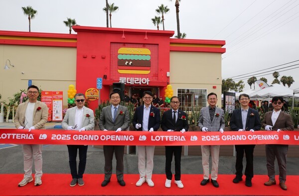 조성호 LA 총영사관 부영사(왼쪽 세 번째부터), 차우철 롯데GRS 대표이사, 프레드 정 풀러튼 시장, 신동권 롯데GRS 사외이사 의장 및 관계자들이 지난 14일(현지시각) 미국 캘리포니아주 풀러튼 시티 내 롯데리아 1호점 개점식에 참석해 오픈 커팅식을 진행하고 있다. [출처=롯데GRS]